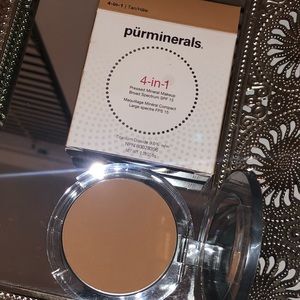 PÜR minerals 4-in-1 mineral powder foundation